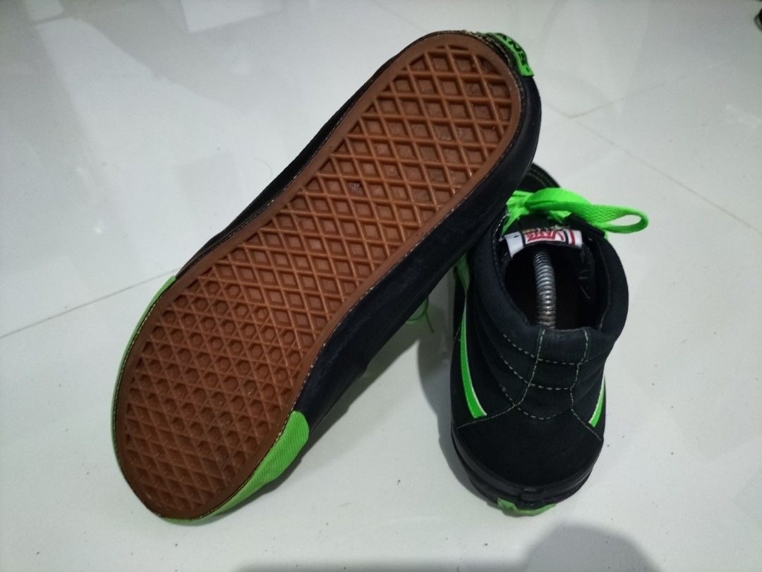 Vans High Tops Suede Neon Green (Category: Sneakers) located in Mandaue City. Submitted by DREAD032 (Listing ID 1349877667, Image 3). Description: Vans High Tops Suede Neon Green Size 9 US men's No Issue Free shipping thru LBC branch pick up only.
