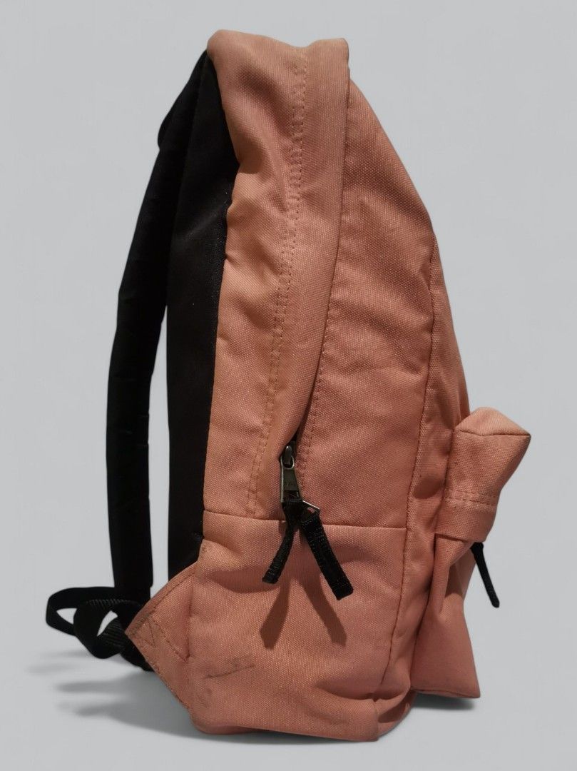 VANS of the wall old school (Category: Backpacks) located in Quezon City. Submitted by tikz_816 (Listing ID 1349757393, Image 3). Description: used VANS of the wall old school backpack size: 42.5cm X 32.4cm x 12cm color: peach condition: 9/10 buy with confidence over 150+ positvie feedback/reviews meet up: qc and nearby areas balintawak lrt1 station fishermall pantranco shipping available: to be shouldered by the buyer..