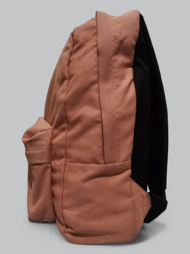 VANS of the wall old school (Category: Backpacks) located in Quezon City. Submitted by tikz_816 (Listing ID 1349757393, Image 2). Description: used VANS of the wall old school backpack size: 42.5cm X 32.4cm x 12cm color: peach condition: 9/10 buy with confidence over 150+ positvie feedback/reviews meet up: qc and nearby areas balintawak lrt1 station fishermall pantranco shipping available: to be shouldered by the buyer..