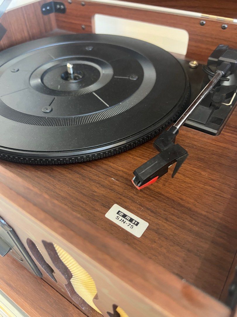 Vintage Columbia Vinyl Player (Category: Soundbars, Speakers & Amplifiers) located in Pasay City. Submitted by rarijawnz (Listing ID 1349804465, Image 3). Description: Vintage Columbia Vinyl Player With Built In Speakers Fully functional No issue Try all you want Can send a video of it playing records. 110 volts.