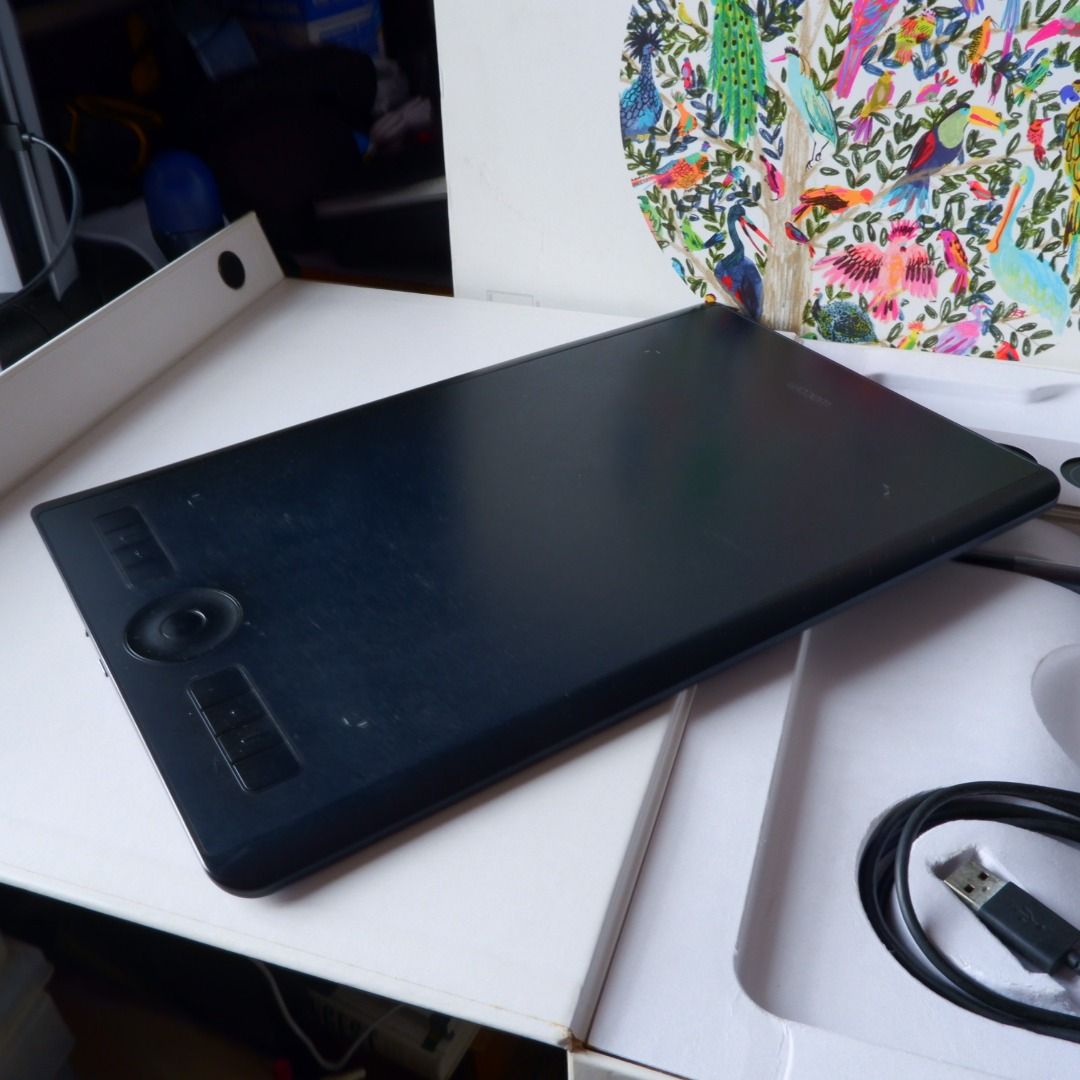 Wacom Intuos Pro (Medium) PTH-660 (Category: Other Gadgets) located in Muntinlupa City. Submitted by zenfish_979dad (Listing ID 1349773928, Image 3). Description: Feature(s)/Detail(s)/Description(s): • Tablet Information - Active Area: 224 x 148 mm / 8.7 x 5.8 in • Wacom Pro Pen 2 (battery-free) - Pressure-sensitive, Cordless - 5080 lpi - Patented Electromagnetic Resonance Method • 2m (6.6ft) USB cable • Quick Start Guide • Connectivity - USB to 