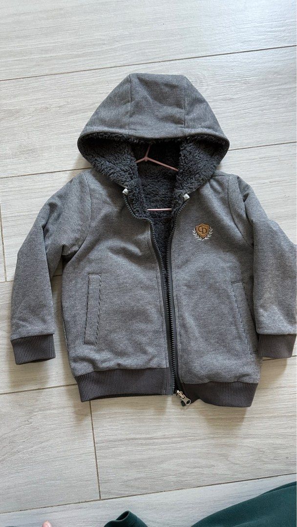 Winter jacket （分類：嬰兒及小童流行時尚）位於 Hong Kong。 由 kkwell 提交（商品編號 1349797486，圖片 1）。簡介： 雙面抓毛褸， 非常保暖 很少穿。。