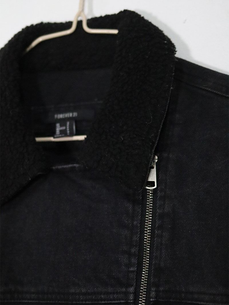 FOREVER21 Black Denim Jacket (Preloved) Small to Semi Medium (Category: Coats, Jackets and Outerwear) located in Catarman. Submitted by almostfridayph (Listing ID 1350057006, Image 3). Description: Brand: FOREVER21 Condition: Very Good to Excellent Size: Small to Semi Medium Php 980 Dimensions Chest: 21" Length: 21" Kindly manage your expectations. Our items are thrifted but in excellent condition NO RETURN, NO EXCHANGE Actual product color may v