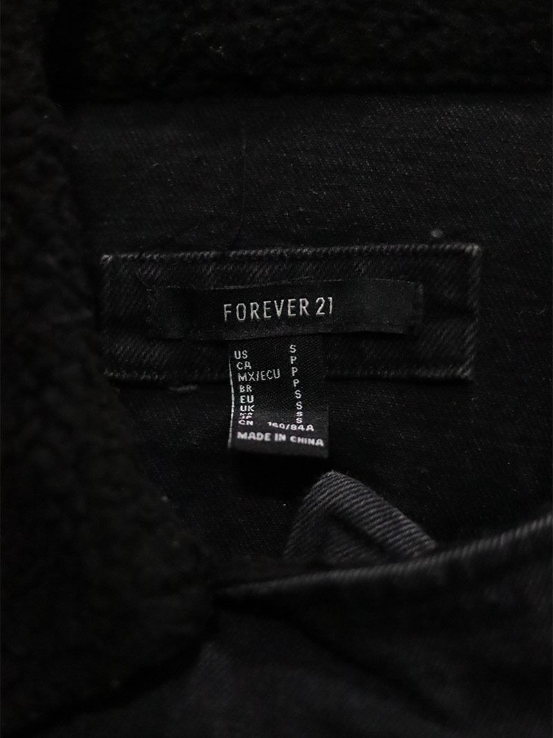 FOREVER21 Black Denim Jacket (Preloved) Small to Semi Medium (Category: Coats, Jackets and Outerwear) located in Catarman. Submitted by almostfridayph (Listing ID 1350057006, Image 2). Description: Brand: FOREVER21 Condition: Very Good to Excellent Size: Small to Semi Medium Php 980 Dimensions Chest: 21" Length: 21" Kindly manage your expectations. Our items are thrifted but in excellent condition NO RETURN, NO EXCHANGE Actual product color may v