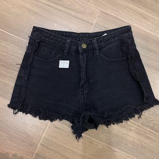 (Category: ) located in . Submitted by declutteredcloset_ (Listing ID 1349995497, Image 1). Description: .