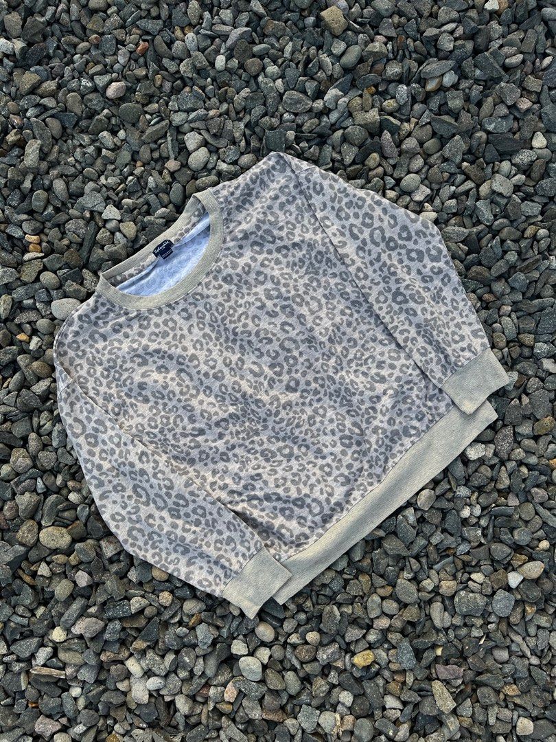 Leopard Sweater (Category: Coats, Jackets and Outerwear) located in Bacolod City. Submitted by danielle5_ (Listing ID 1349979241, Image 2). Description: Leopard Sweater Medium-Large Dimes: 24W, 22L Flaws: NONE M: 200 Swipe for more details!.