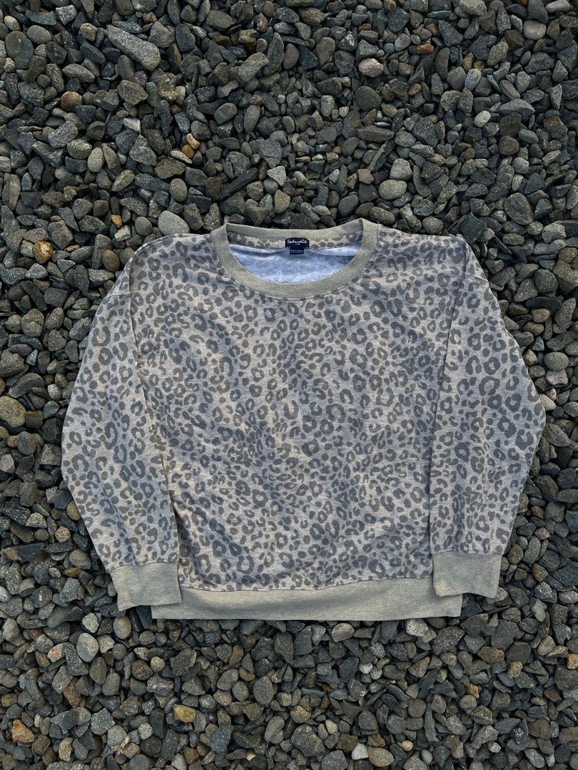 Leopard Sweater (Category: Coats, Jackets and Outerwear) located in Bacolod City. Submitted by danielle5_ (Listing ID 1349979241, Image 1). Description: Leopard Sweater Medium-Large Dimes: 24W, 22L Flaws: NONE M: 200 Swipe for more details!.