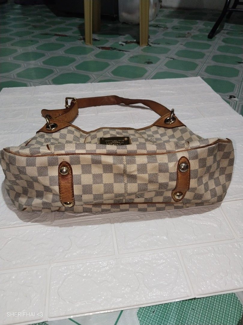 Louis Vuitton Damier azur canvas (Category: Luxury Bags & Wallets) located in Zamboanga. Submitted by sherifhae-95902 (Listing ID 1350037750, Image 3). Description: Louis Vuitton Damier azur canvas Galliera good to very good condition width 16 length 12 issue see last pics & sign of usage . you can fix the damage. still wearable . Dm,if you are interested . thank you!!!.