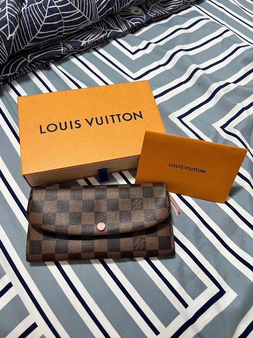 Louis Vuitton Portofeuil Emily Wallet (Category: Luxury Bags & Wallets) located in Makati City. Submitted by gemz.closet (Listing ID 1349939045, Image 1). Description: LV Portofeuil Emily (PRELOVED/USED) • bought from a Pinay online seller in Japan • never been used after ko makuha • wallet and box Issue: Aside yung mga nakapost na pics, my amoy siya 😅 Hindi sinabi ni seller sa akin. Pero baka my alam kayo na pampawala ng amoy for leather..