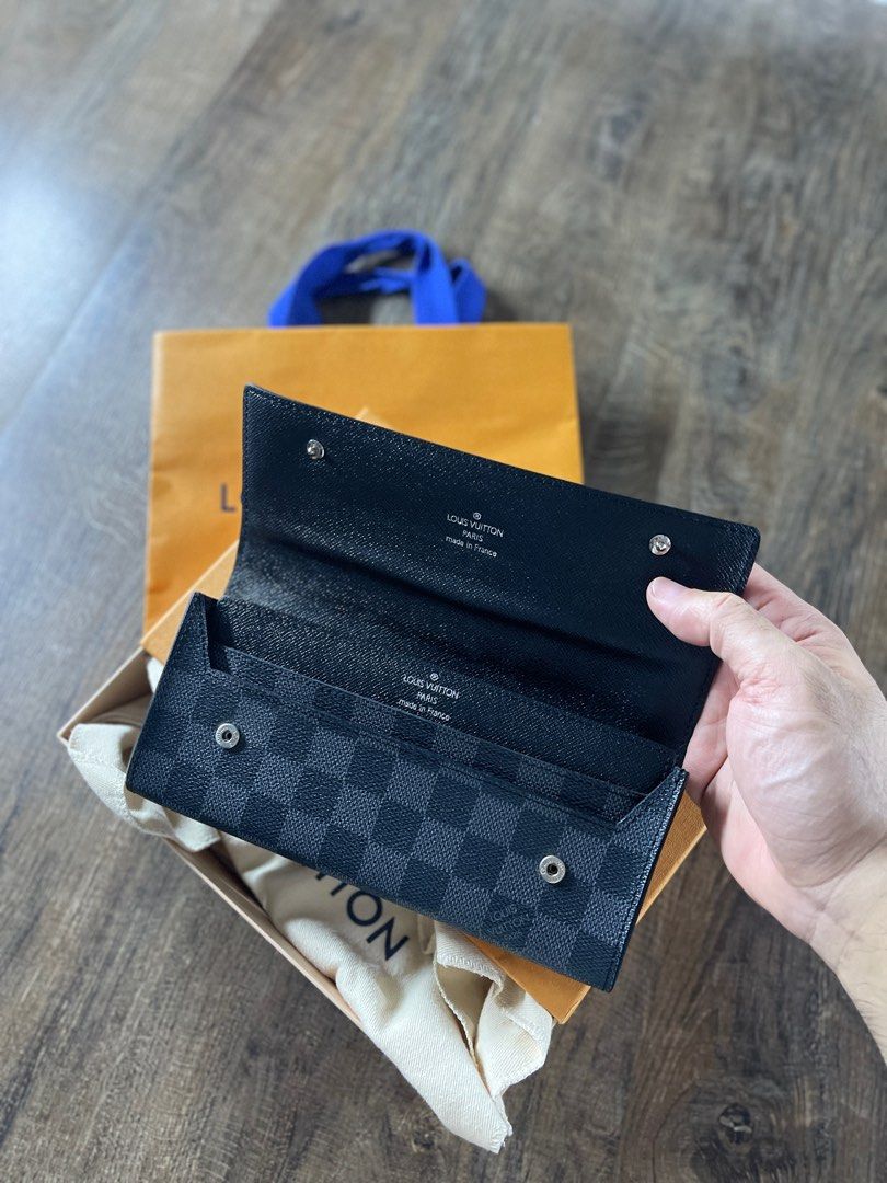 LV mens long wallet (Category: Luxury Bags & Wallets) located in Quezon City. Submitted by akieo (Listing ID 1349999540, Image 2). Description: LV Mens Wallet Complete with box Perfect condition ‼️Price: 27,500 only Qc area Nationwide Shipping.