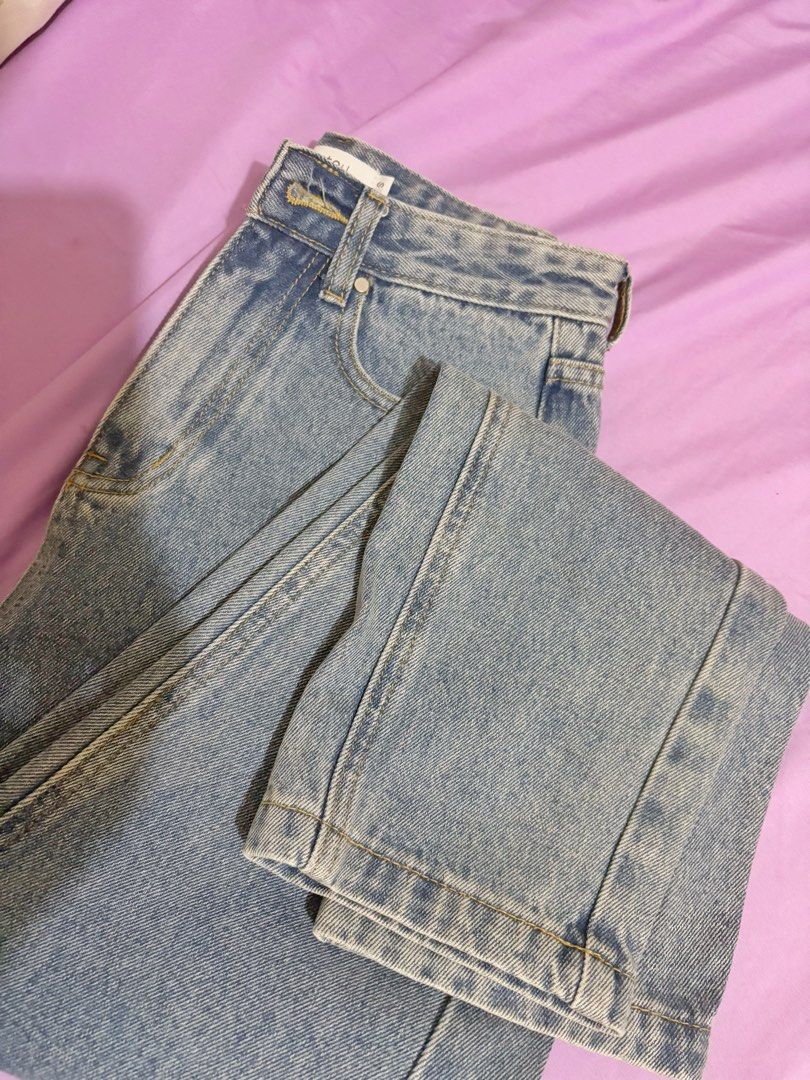 Mantou Jessie Mom Jeans (Category: Jeans) located in Quezon City. Submitted by mikaaaaachu (Listing ID 1350033170, Image 2). Description: NEVER USED | BRAND NEW SIZE SMALL Small: Waist: 25/26 Hips: 33” Thigh Width: 10.5” Full Length:37”.