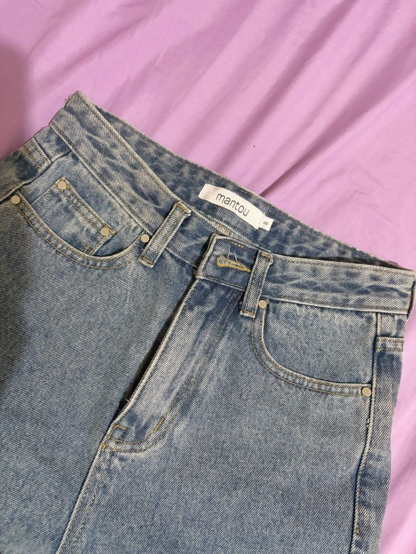 Mantou Jessie Mom Jeans (Category: Jeans) located in Quezon City. Submitted by mikaaaaachu (Listing ID 1350033170, Image 1). Description: NEVER USED | BRAND NEW SIZE SMALL Small: Waist: 25/26 Hips: 33” Thigh Width: 10.5” Full Length:37”.