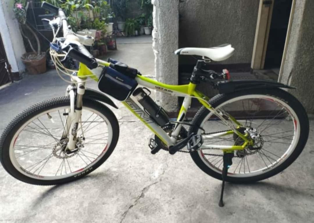 Trail downhill bike (Category: Bicycles) located in Quezon City. Submitted by patcheckers (Listing ID 1350050758, Image 1). Description: Trail downhill bike kasama na helmet &sunshade Bike Frame 8.8 Seat - Velo 8 speed Shimano Front shock n sorber Tire size 26 x 2.10 helping a friend bawas gamit..