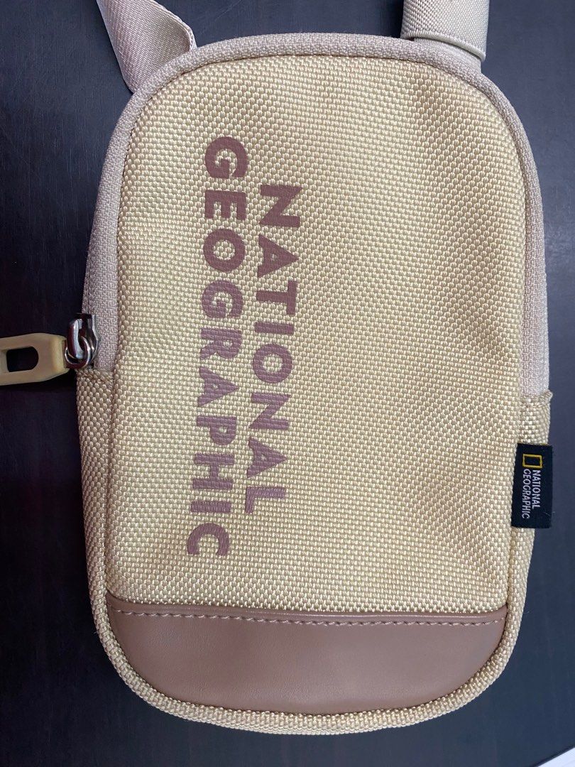 National Geographic sling bag (Category: Sling Bags) located in Batangas. Submitted by calcifer_06 (Listing ID 1349987554, Image 2). Description: Maganda to almost new pa Madaling dalhin Branded pa nationa geographic.
