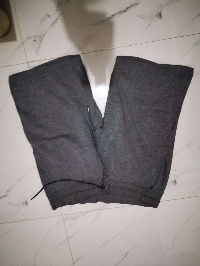 Oakley sweat shorts (Category: Activewear) located in Makati City. Submitted by bimmeup (Listing ID 1349994629, Image 1). Description: Oakley sweat shorts Like new Large size 1200+sf.