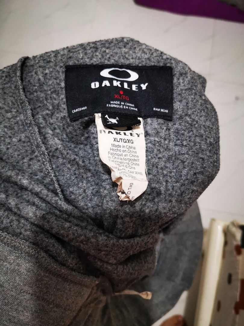 Oakley sweat shorts (Category: Activewear) located in Makati City. Submitted by bimmeup (Listing ID 1349994629, Image 3). Description: Oakley sweat shorts Like new Large size 1200+sf.