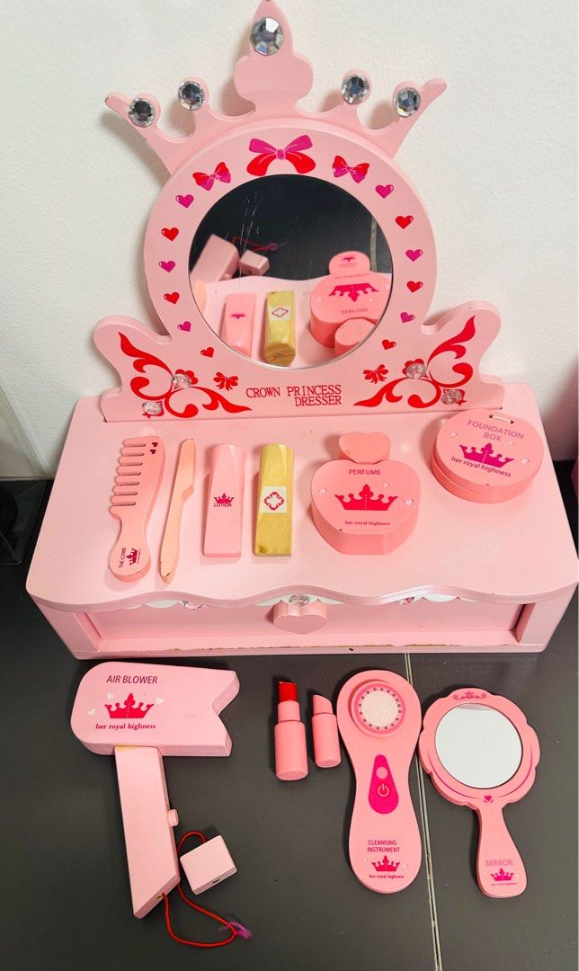 Preloved Kid’s Wooden Vanity Makeup Table (Category: Tables & Sets) located in Quezon City. Submitted by unicornmanila (Listing ID 1350033186, Image 2). Description: .