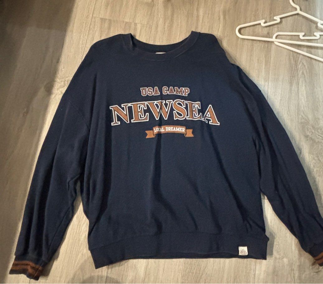 Pull & Bear oversized pullover (Category: Longsleeves) located in Singapore. Submitted by riceo (Listing ID 1349959184, Image 1). Description: Oversized fit pullover well worn. Goes past my waist and shoulders. (158cm,55kg).Soft and good for aircorn weather..