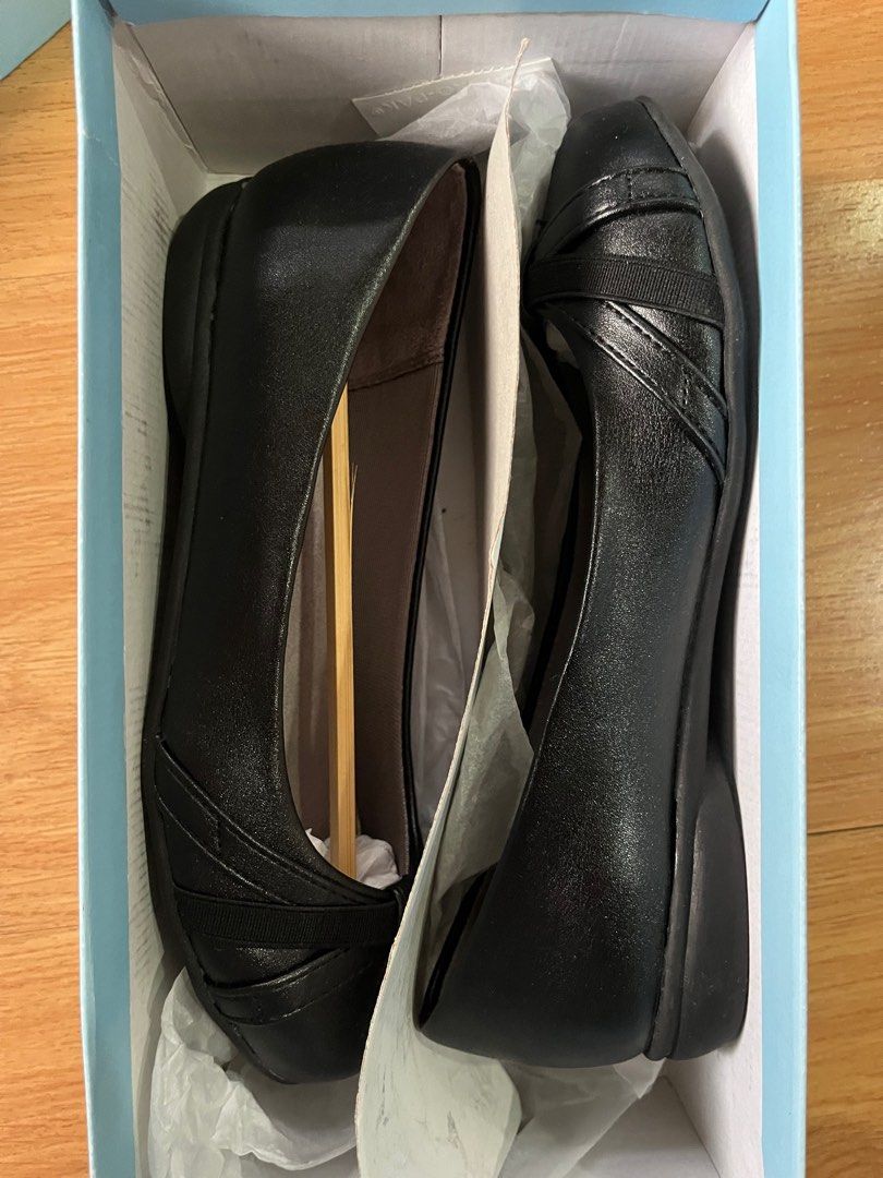 [SIMPLY COMFORT] Black Flats (Category: Flats & Sandals) located in Marikina City. Submitted by relocatingitems (Listing ID 1349993211, Image 1). Description: .