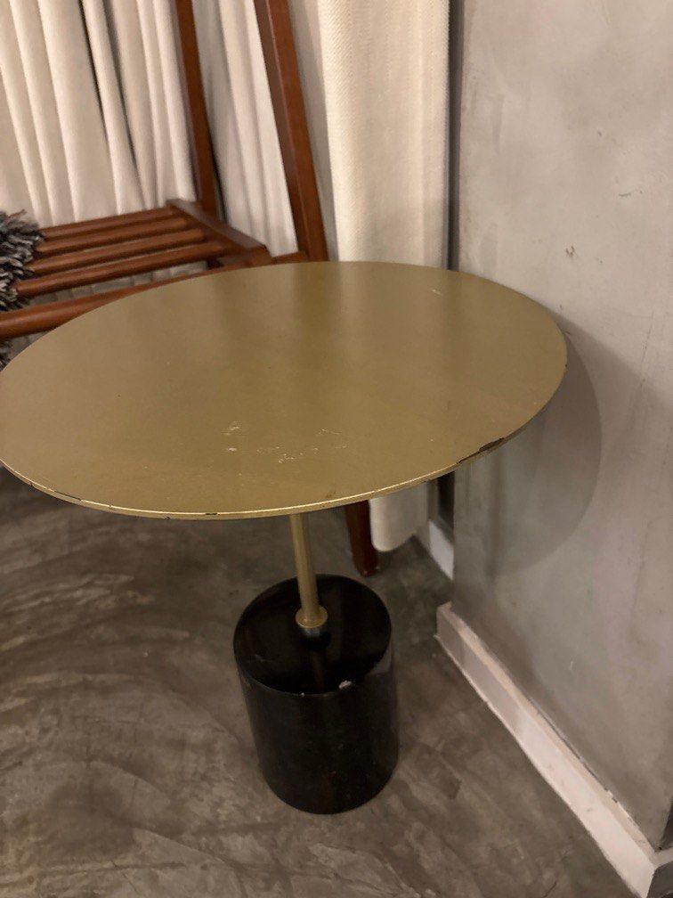 Small side table （分類：桌子）位於 Hong Kong。 由 hi9888 提交（商品編號 1350067002，圖片 2）。簡介： Marks as seen in photos, solid marble bottom 38cmD。