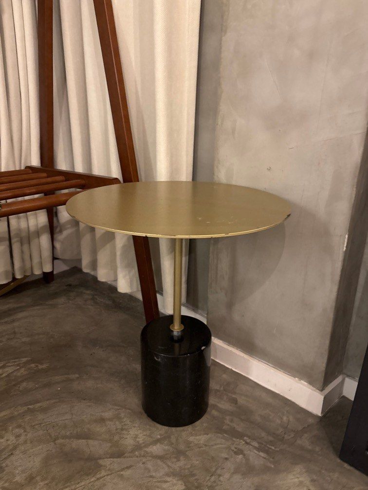 Small side table （分類：桌子）位於 Hong Kong。 由 hi9888 提交（商品編號 1350067002，圖片 1）。簡介： Marks as seen in photos, solid marble bottom 38cmD。