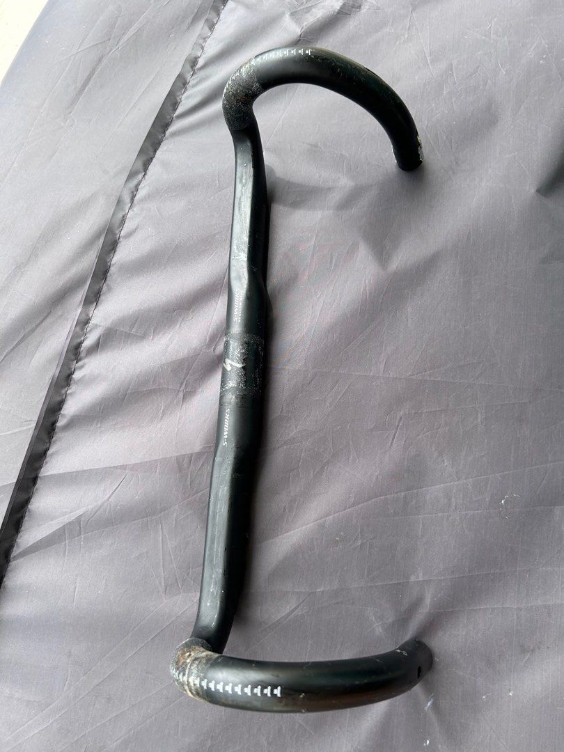 S-Works Shallow Bend Carbon Handlebar (Category: Parts & Accessories) located in Singapore. Submitted by whitearrows (Listing ID 1349974012, Image 1). Description: 40cm.