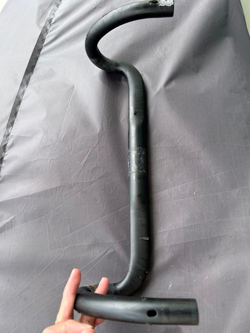 S-Works Shallow Bend Carbon Handlebar (Category: Parts & Accessories) located in Singapore. Submitted by whitearrows (Listing ID 1349974012, Image 2). Description: 40cm.