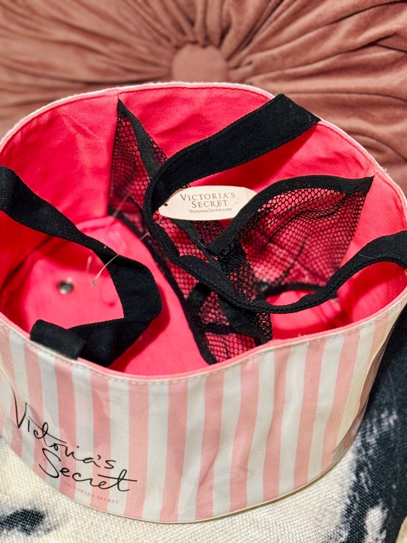 Victoria's Secret Vanity Case (Category: Luxury Bags & Wallets) located in Bacoor. Submitted by aera18pin70573 (Listing ID 1350051314, Image 3). Description: .