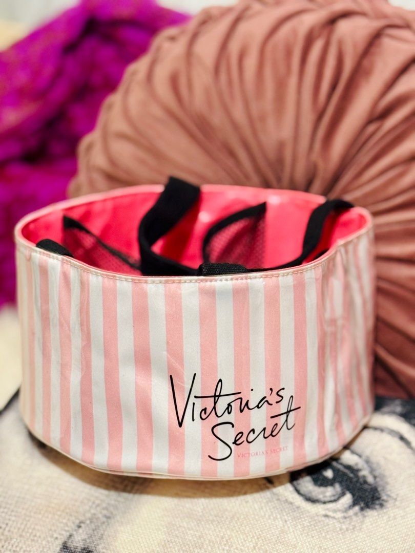 Victoria's Secret Vanity Case (Category: Luxury Bags & Wallets) located in Bacoor. Submitted by aera18pin70573 (Listing ID 1350051314, Image 2). Description: .