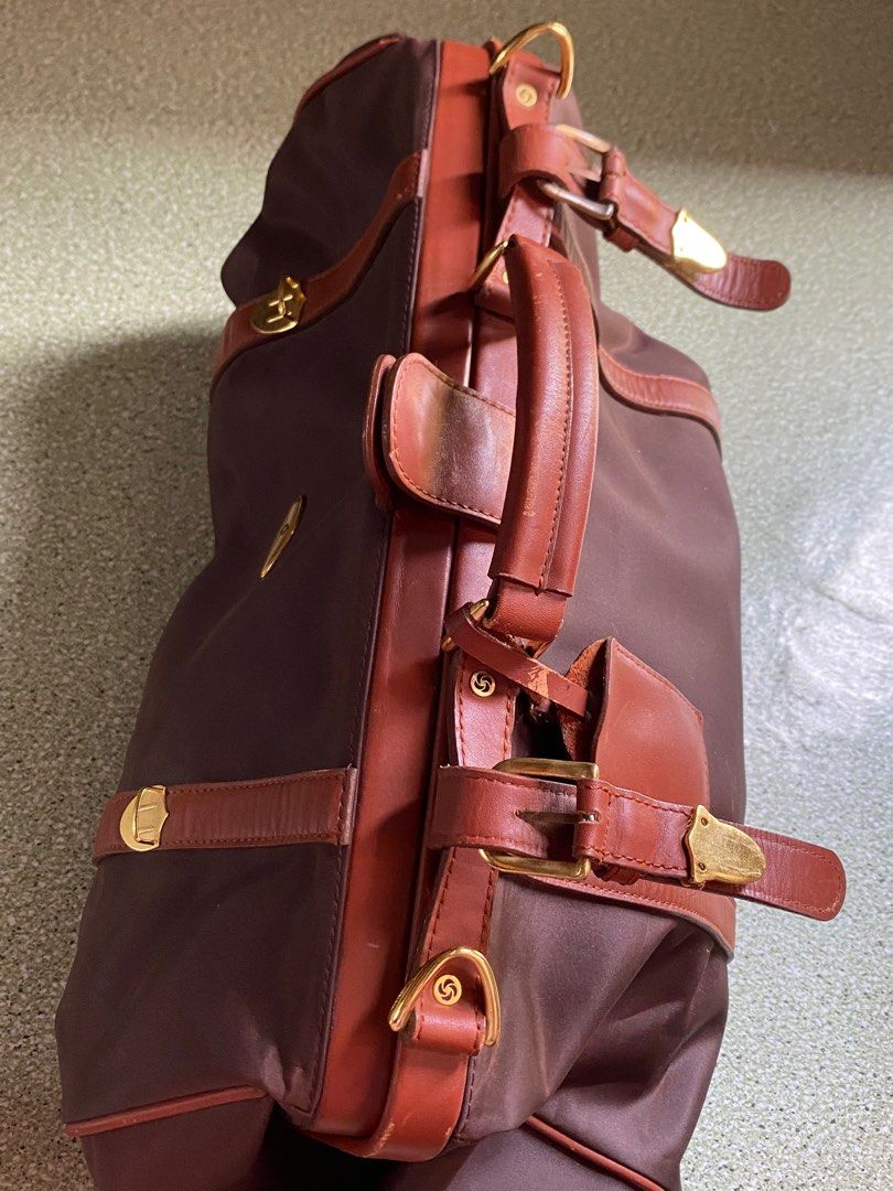 VINTAGE SAMSONITE DUFFLE CLUTCH BAG (Category: Luxury Bags & Wallets) located in Leyte. Submitted by curated_lux (Listing ID 1349957118, Image 3). Description: Sobrang tibay Authentic SAMSONITE Worth to buy.