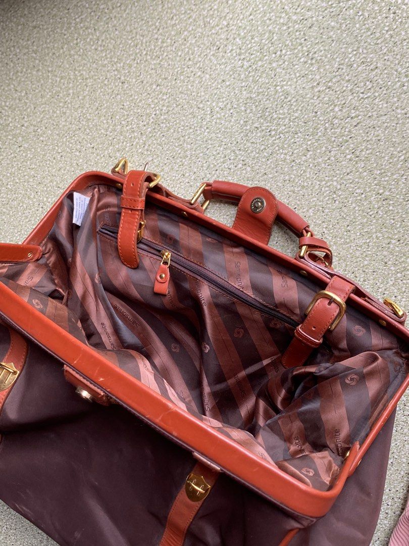 VINTAGE SAMSONITE DUFFLE CLUTCH BAG (Category: Luxury Bags & Wallets) located in Leyte. Submitted by curated_lux (Listing ID 1349957118, Image 2). Description: Sobrang tibay Authentic SAMSONITE Worth to buy.
