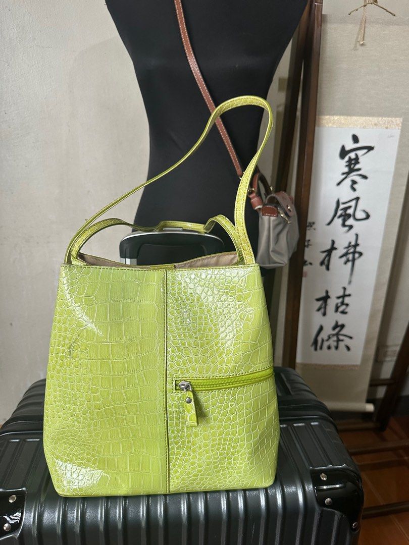 🇯🇵 Lime Green Tote Bag (Category: Luxury Bags & Wallets) located in Makati City. Submitted by japanfindsphbyrob (Listing ID 1341497621, Image 1). Description: Flaws medyo madumi ung lining sa loob.