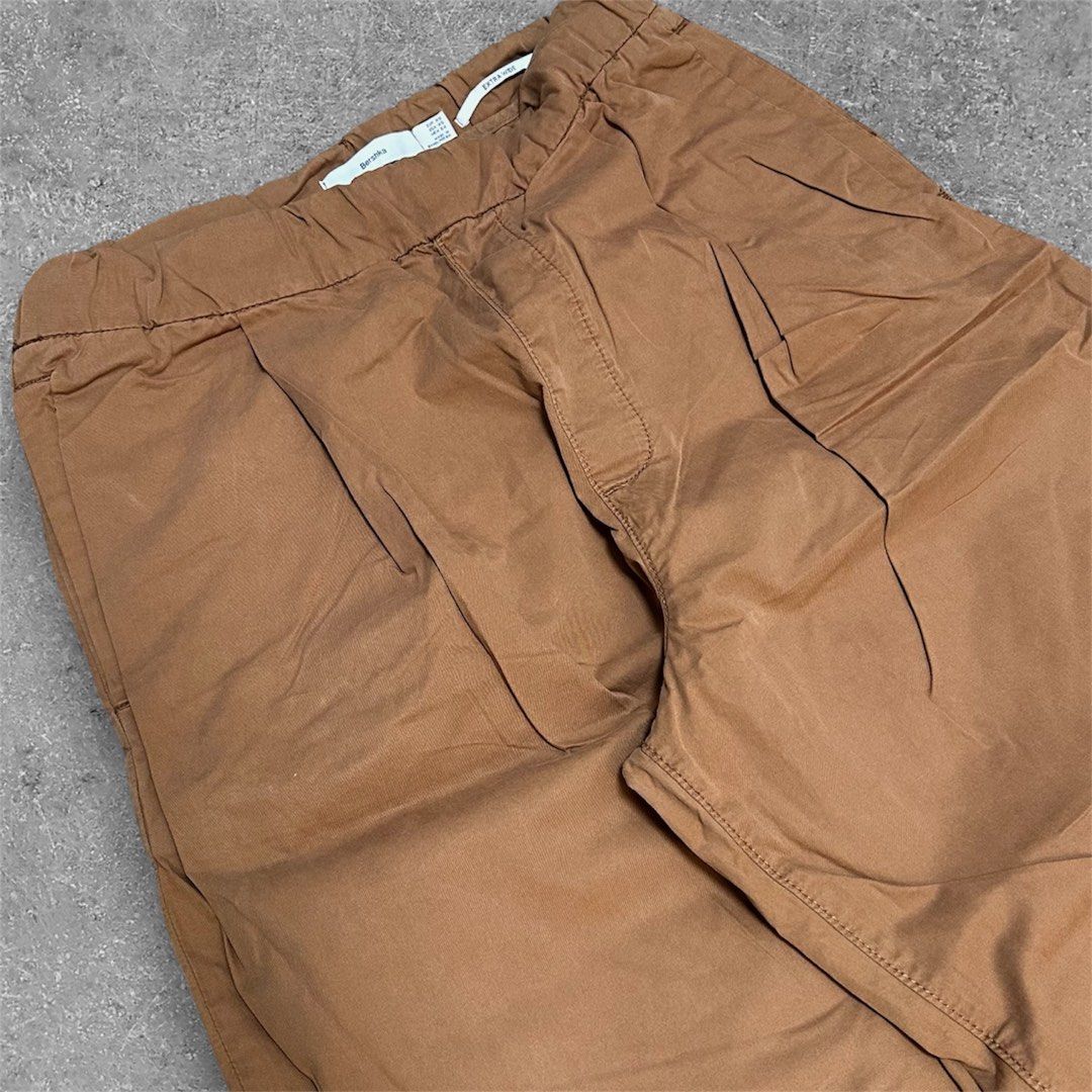 BERSHKA's Copper Brown Extra Wide Pants (Category: Trousers) located in San Pedro. Submitted by karluash (Listing ID 1350184570, Image 2). Description: Waist: 28 inches Length: 40 inches Leg Opening: 9.8 inches (almost 10 inches) Flaws: none (like-new condition).