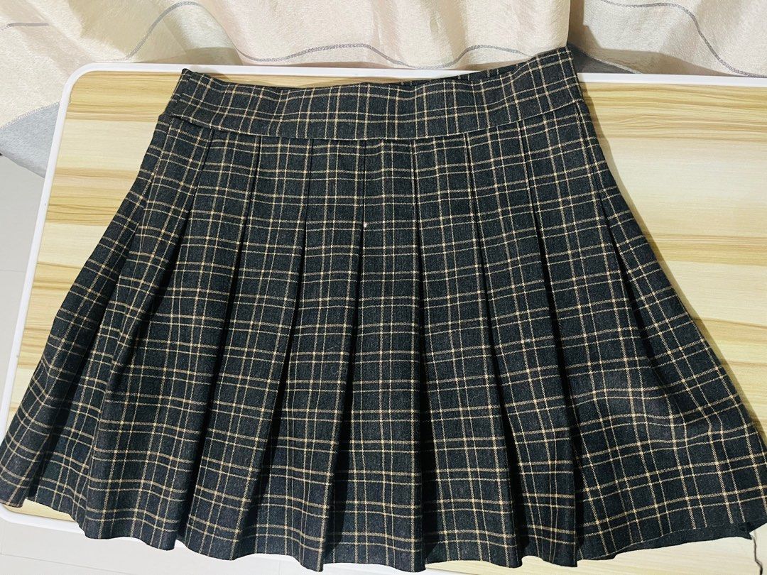 Black pleated short skirt (Category: Skirts) located in Taguig. Submitted by declutteringann (Listing ID 1350084935, Image 1). Description: .