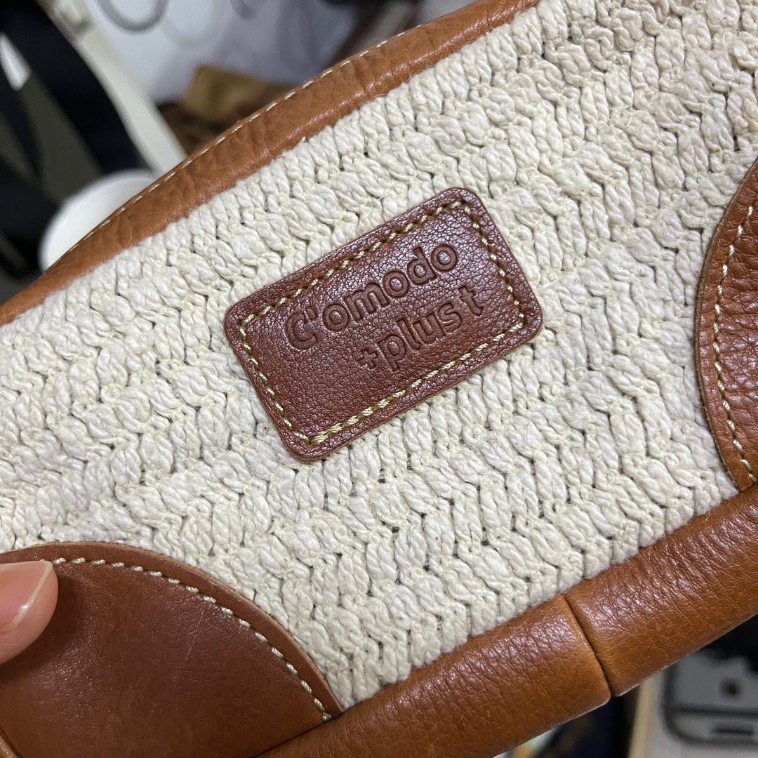 Comodo Pouch (Category: Purses & Pouches) located in Kuala Selangor. Submitted by beetree9 (Listing ID 1350188657, Image 2). Description: 1 compartment berzip. 2 poket terbuka di dalam. Kemasan leather. Ukuran 19 x 10 x 5 cm.