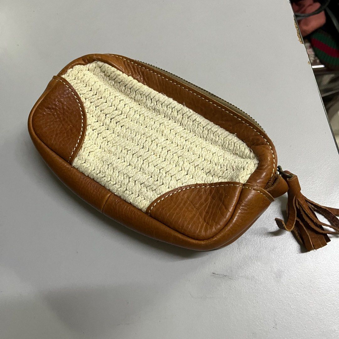Comodo Pouch (Category: Purses & Pouches) located in Kuala Selangor. Submitted by beetree9 (Listing ID 1350188657, Image 3). Description: 1 compartment berzip. 2 poket terbuka di dalam. Kemasan leather. Ukuran 19 x 10 x 5 cm.