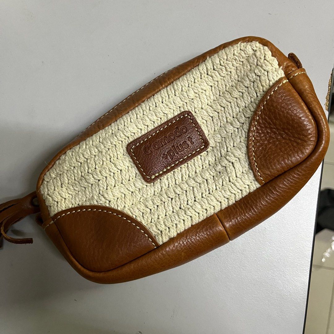 Comodo Pouch (Category: Purses & Pouches) located in Kuala Selangor. Submitted by beetree9 (Listing ID 1350188657, Image 1). Description: 1 compartment berzip. 2 poket terbuka di dalam. Kemasan leather. Ukuran 19 x 10 x 5 cm.
