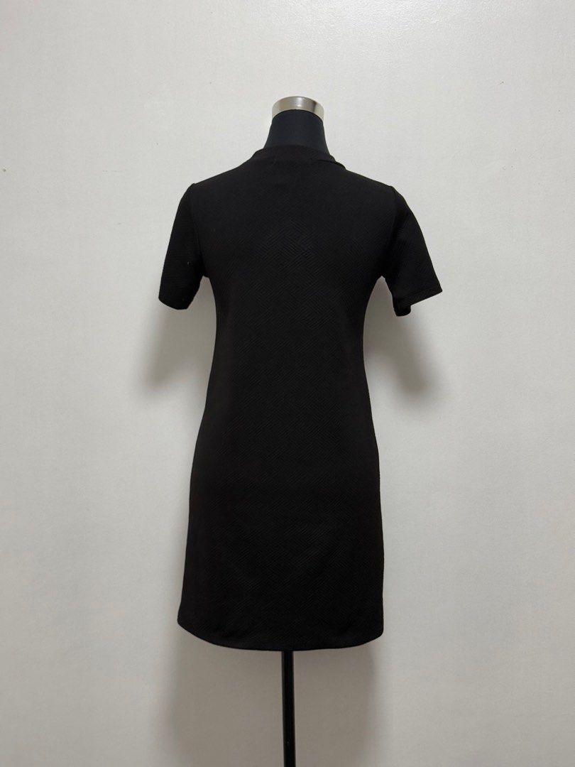 GTW Basic Straight Mock Neck Short Sleeve Dress Black (Category: Dresses) located in Pasig City. Submitted by bea.rg (Listing ID 1350174829, Image 3). Description: Stretchable black dress perfect for casual days! 💖 Flaws: None Size on tag: S Fits: XS-S RFS: Moving out! ❕Payment prior to shipping policy 📌Shipping from Ortigas, Pasig City 📌Colour may vary due to lighting.