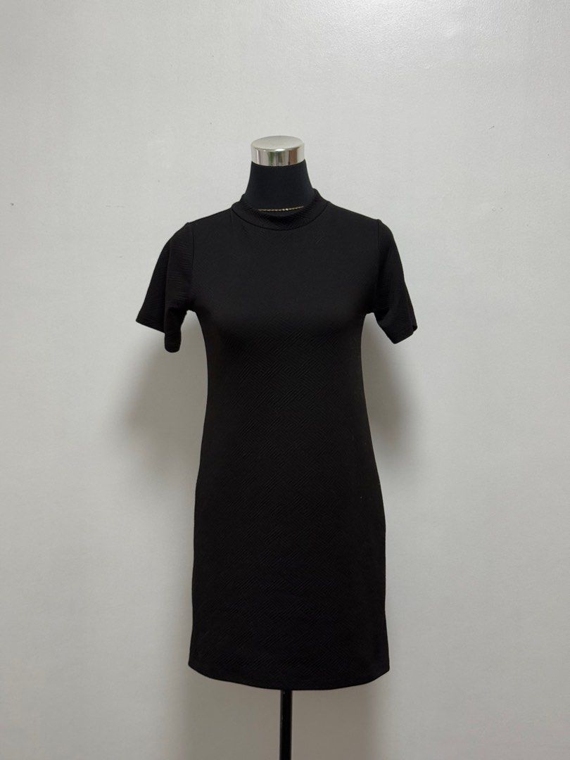 GTW Basic Straight Mock Neck Short Sleeve Dress Black (Category: Dresses) located in Pasig City. Submitted by bea.rg (Listing ID 1350174829, Image 2). Description: Stretchable black dress perfect for casual days! 💖 Flaws: None Size on tag: S Fits: XS-S RFS: Moving out! ❕Payment prior to shipping policy 📌Shipping from Ortigas, Pasig City 📌Colour may vary due to lighting.