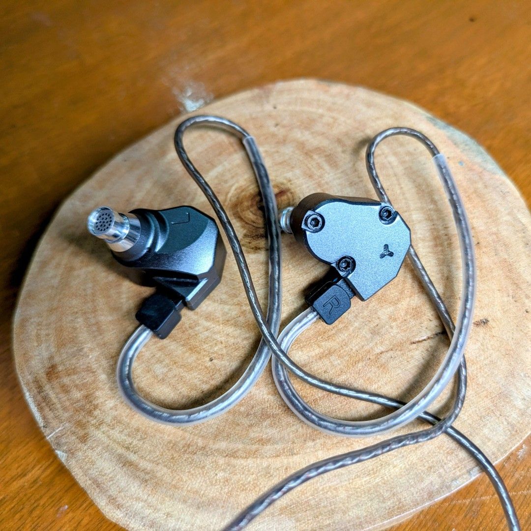 IEM TinHiFi C2 Mecha Warrior (Category: Earphones) located in Cainta. Submitted by chiapavez (Listing ID 1350092652, Image 2). Description: Shipping within metro manila/ nearby Cainta, Rizal. ₱1000 Comes with original box and tips (never used) Excellent condition. No issues. Ganda ng build! Metal shell. ! GCash payment ! Lalamove/ motorcycle couriers only within Metro Manila or nearby Cainta, Rizal. Shipping c/o buyer..