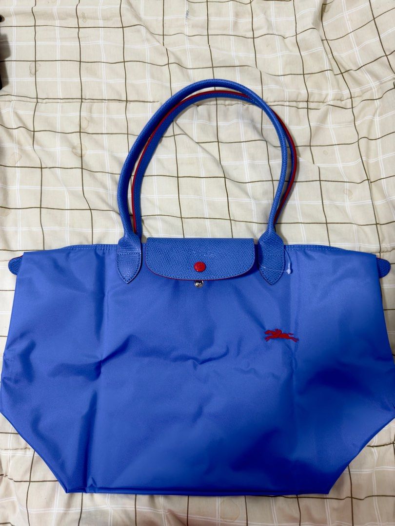 Longchamp medium long handle,limited edition tote bag (Category: Luxury Bags & Wallets) located in Cavite. Submitted by mvc.9619b8 (Listing ID 1350123438, Image 2). Description: -Brandnew & 💯original -limited edition -medium size -Bought in Galleries Lafayette Paris.