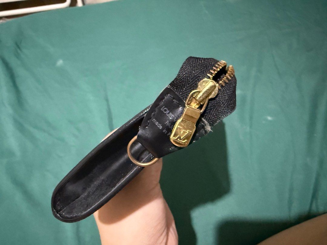 LV EPI CLUTCH (Category: Luxury Bags & Wallets) located in Paranaque City. Submitted by kellydiaz0407 (Listing ID 1350191547, Image 3). Description: LV EPI CLUTCH - authentic - signs of use, flaw is in the tab thing - lost the strap, but can give you a generic chain - can be used as shoulder or crossbody since the chain can be short or long - no box, receipt, which is why price is also so low Rfs: decluttering to make space for new bags.