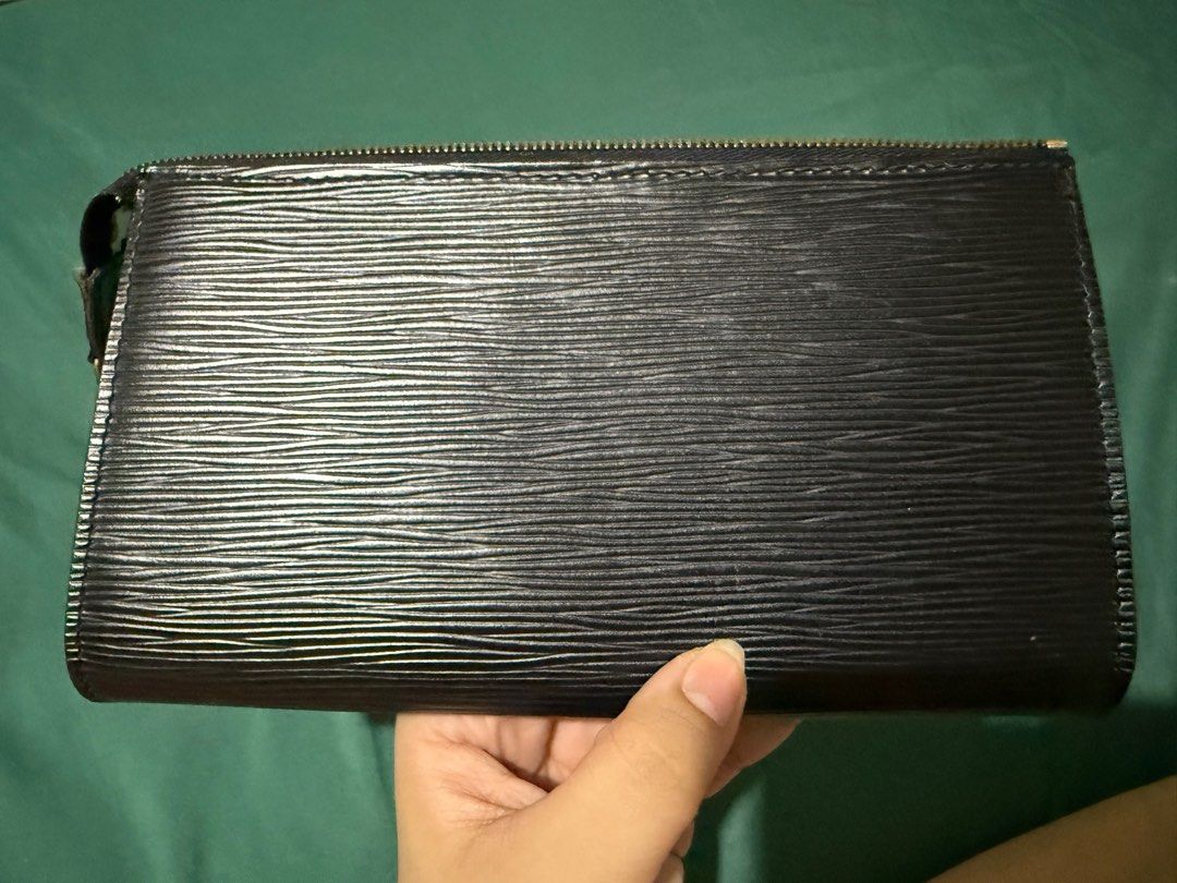 LV EPI CLUTCH (Category: Luxury Bags & Wallets) located in Paranaque City. Submitted by kellydiaz0407 (Listing ID 1350191547, Image 2). Description: LV EPI CLUTCH - authentic - signs of use, flaw is in the tab thing - lost the strap, but can give you a generic chain - can be used as shoulder or crossbody since the chain can be short or long - no box, receipt, which is why price is also so low Rfs: decluttering to make space for new bags.