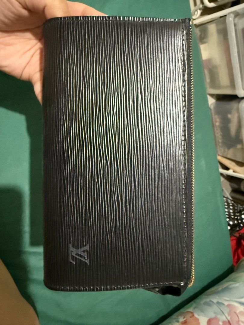 LV EPI CLUTCH (Category: Luxury Bags & Wallets) located in Paranaque City. Submitted by kellydiaz0407 (Listing ID 1350191547, Image 1). Description: LV EPI CLUTCH - authentic - signs of use, flaw is in the tab thing - lost the strap, but can give you a generic chain - can be used as shoulder or crossbody since the chain can be short or long - no box, receipt, which is why price is also so low Rfs: decluttering to make space for new bags.