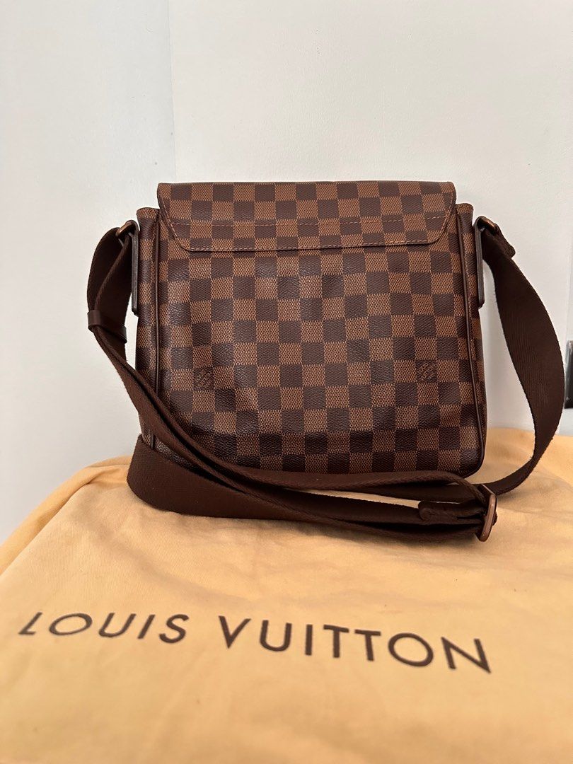LV Messenger Bag (Category: Luxury Bags & Wallets) located in Manila. Submitted by nate2.8 (Listing ID 1350145542, Image 2). Description: Authentic preloved LV district messenger bag which comes with a dustbag..