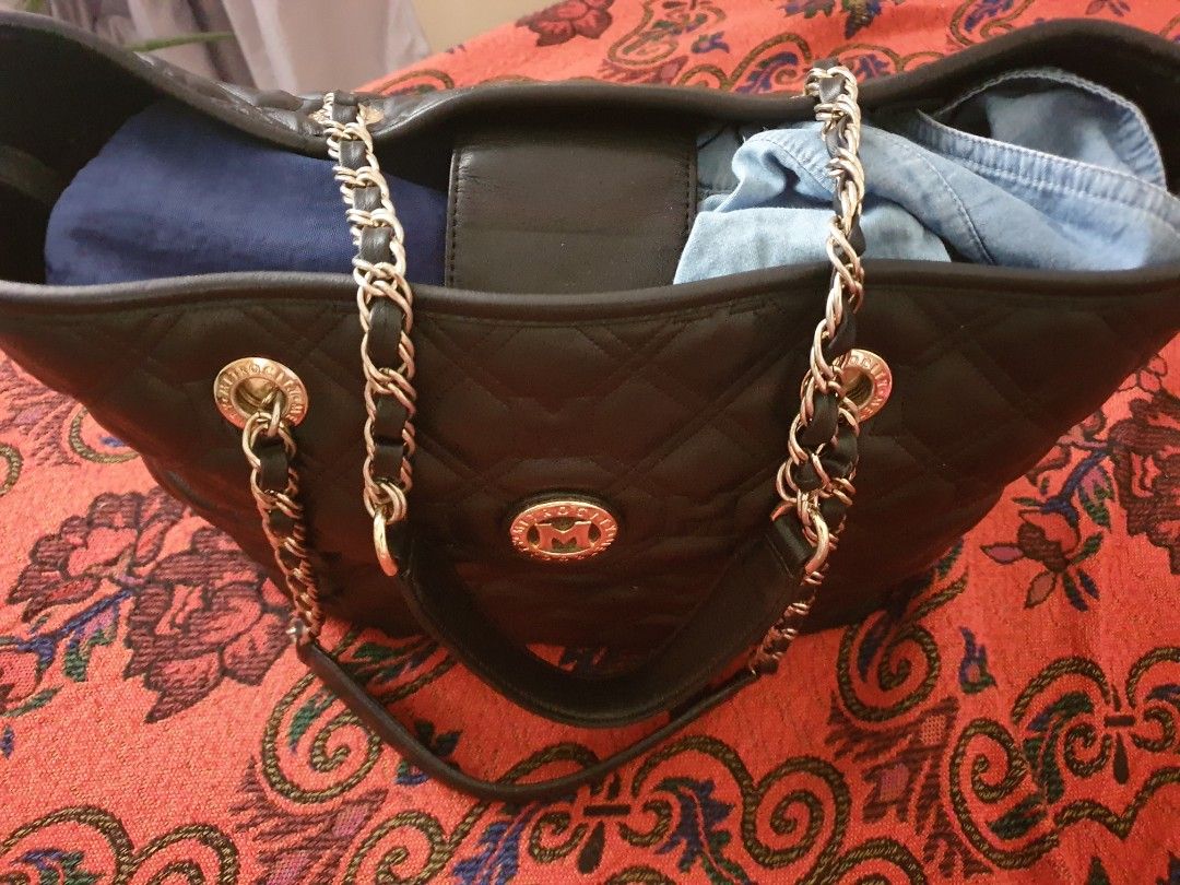 On sale Metrocity (Category: Luxury Bags & Wallets) located in Dumaguete. Submitted by alforqueha36334 (Listing ID 1350078421, Image 3). Description: wla nmang issues sa body ng bag sa hardware is slightly faded lang nman pro di halata kac silver ang kulay last price na po.
