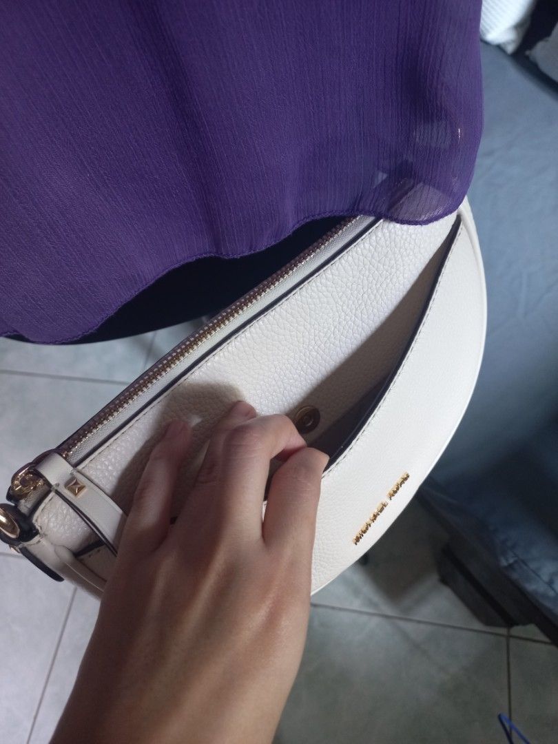 Michael Kors - Dover Small Bag (Category: Luxury Bags & Wallets) located in Las Pinas. Submitted by ajbash (Listing ID 1350110320, Image 3). Description: with care card.