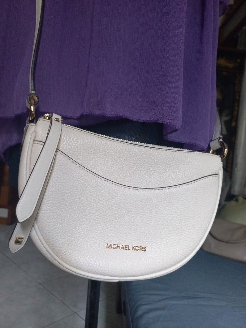 Michael Kors - Dover Small Bag (Category: Luxury Bags & Wallets) located in Las Pinas. Submitted by ajbash (Listing ID 1350110320, Image 2). Description: with care card.