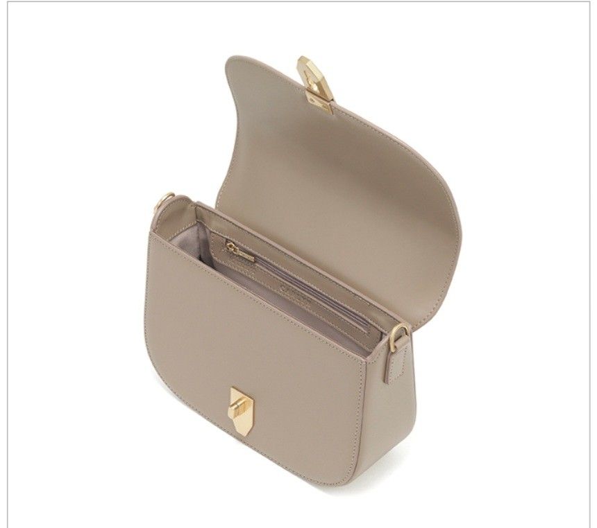 ORIG CARLYN SADDLE (Category: Luxury Bags & Wallets) located in Baguio. Submitted by msgold2601 (Listing ID 1350118967, Image 3). Description: ORIG CARLYN SADDLE LIGHT BEIGE COLOR SUPER NICE ACTUAL.