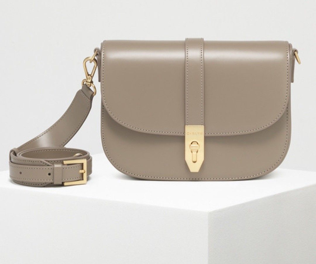 ORIG CARLYN SADDLE (Category: Luxury Bags & Wallets) located in Baguio. Submitted by msgold2601 (Listing ID 1350118967, Image 1). Description: ORIG CARLYN SADDLE LIGHT BEIGE COLOR SUPER NICE ACTUAL.
